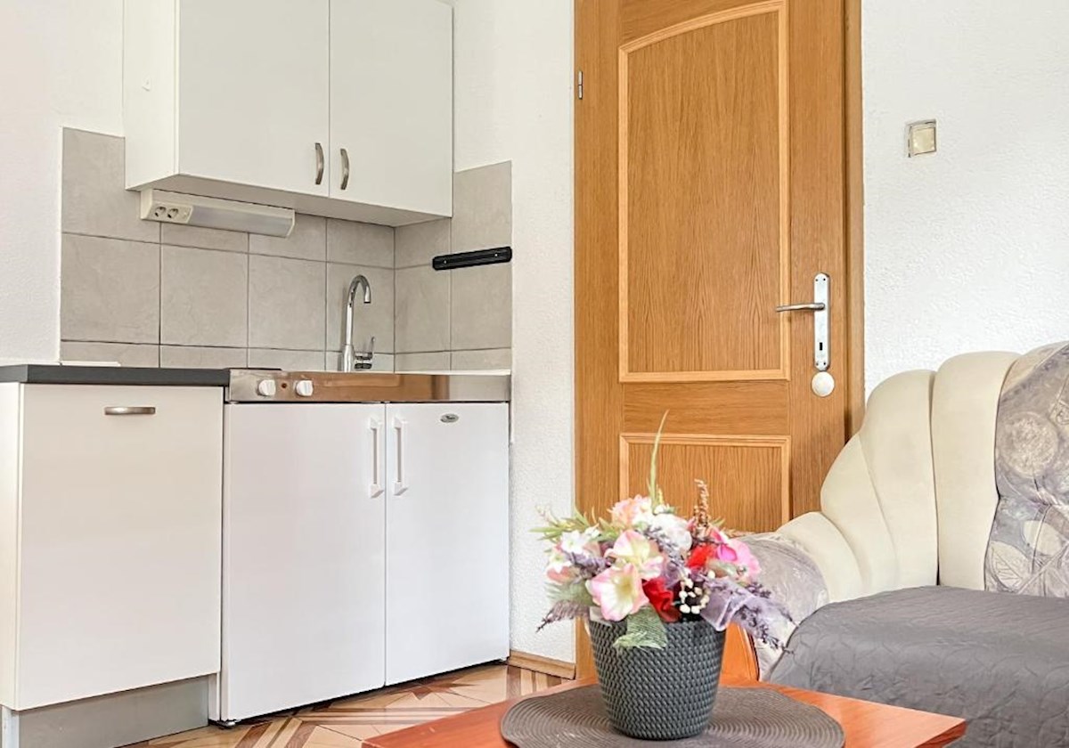 Casa con più appartamenti, giardino e parcheggio nel cuore di Baška Voda