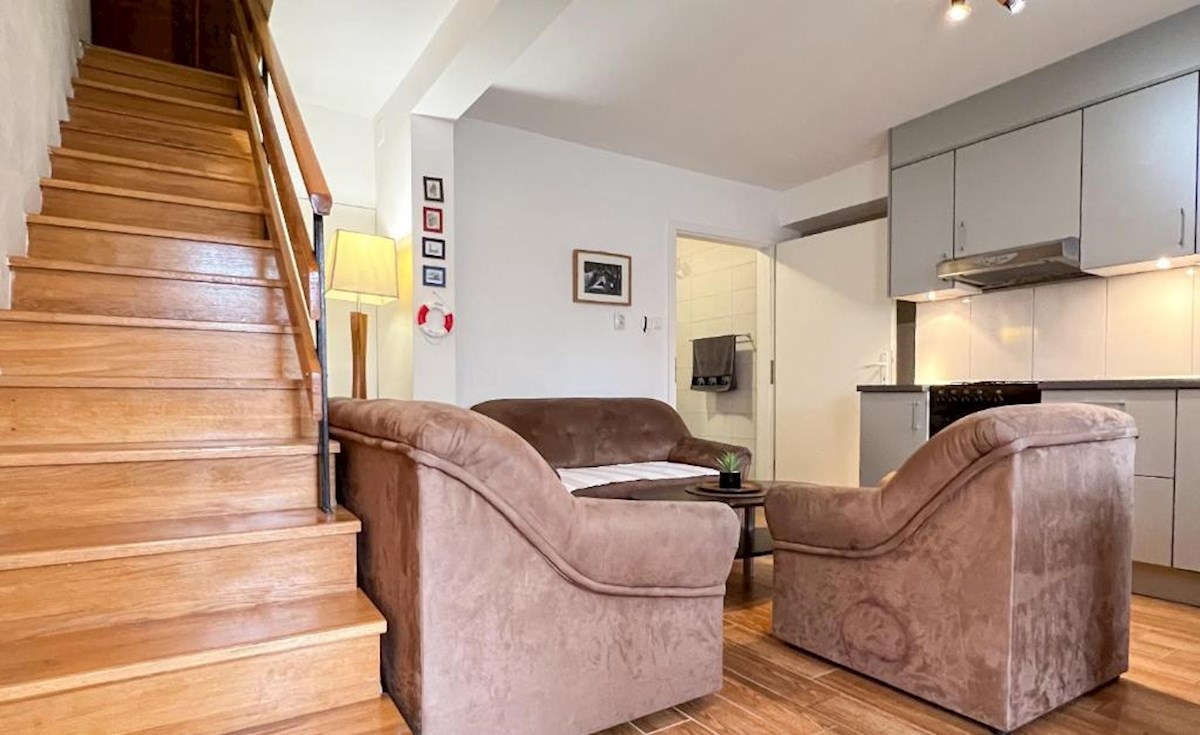 Casa con più appartamenti, giardino e parcheggio nel cuore di Baška Voda