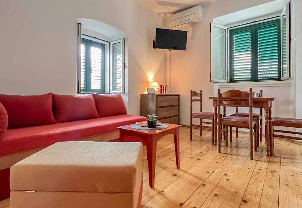 Casa con più appartamenti, giardino e parcheggio nel cuore di Baška Voda