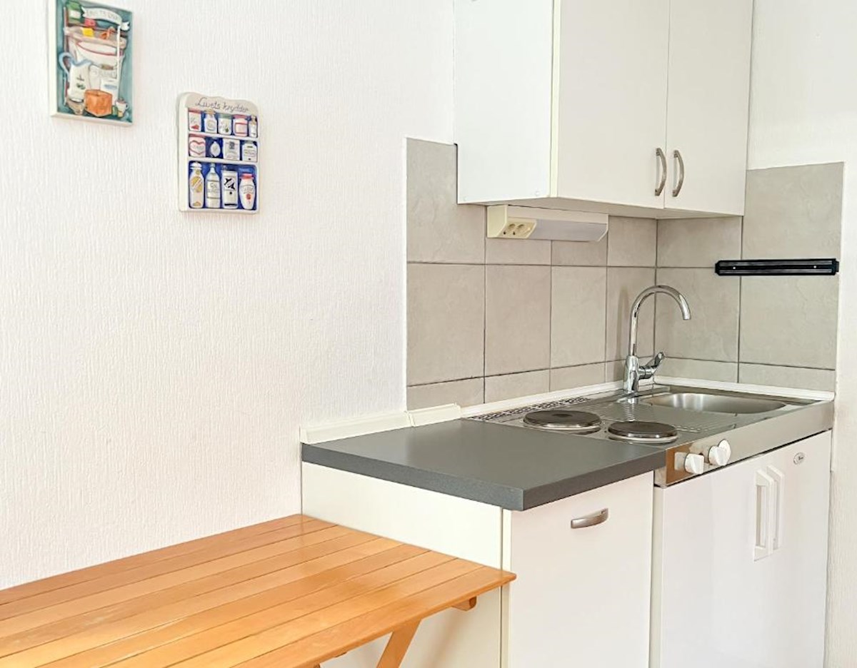 Casa con più appartamenti, giardino e parcheggio nel cuore di Baška Voda