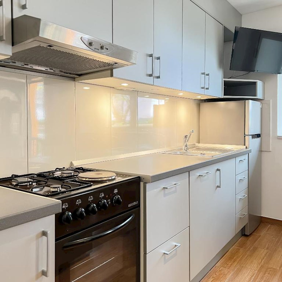 Casa con più appartamenti, giardino e parcheggio nel cuore di Baška Voda