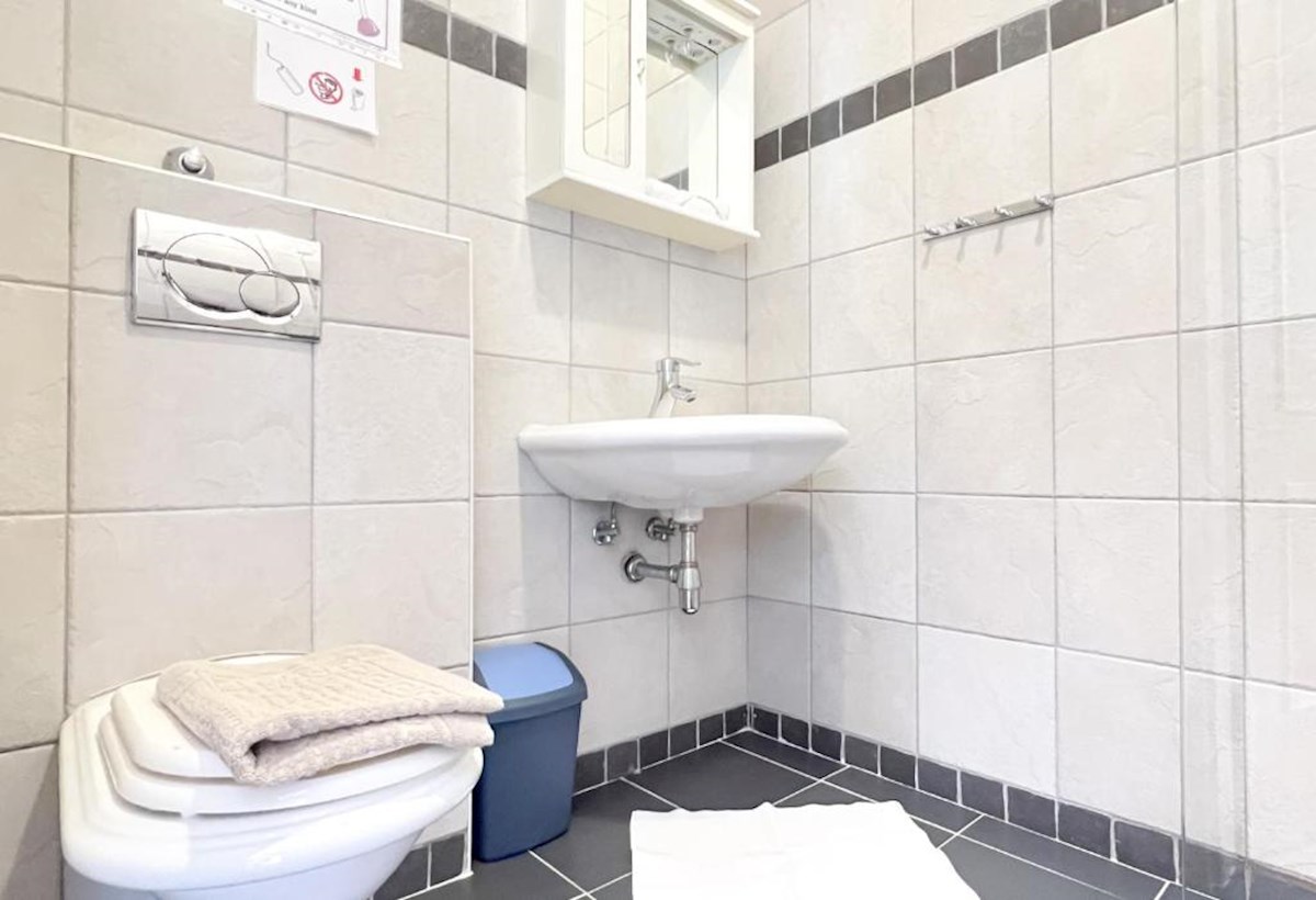 Casa con più appartamenti, giardino e parcheggio nel cuore di Baška Voda