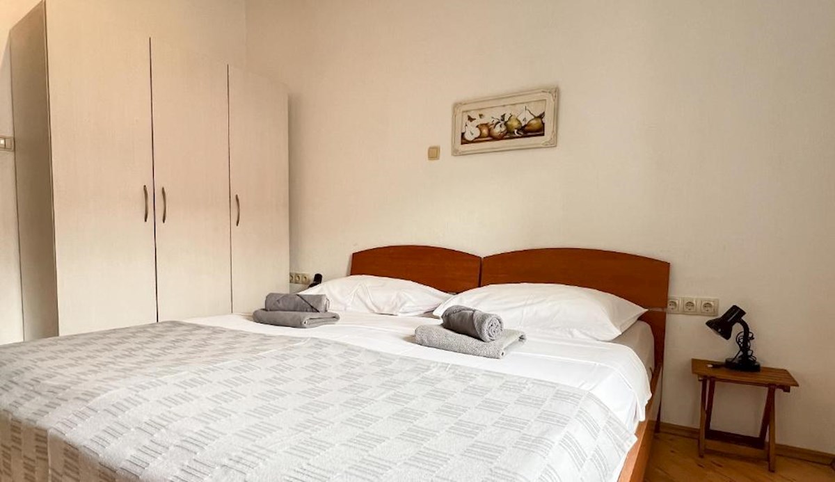 Casa con più appartamenti, giardino e parcheggio nel cuore di Baška Voda