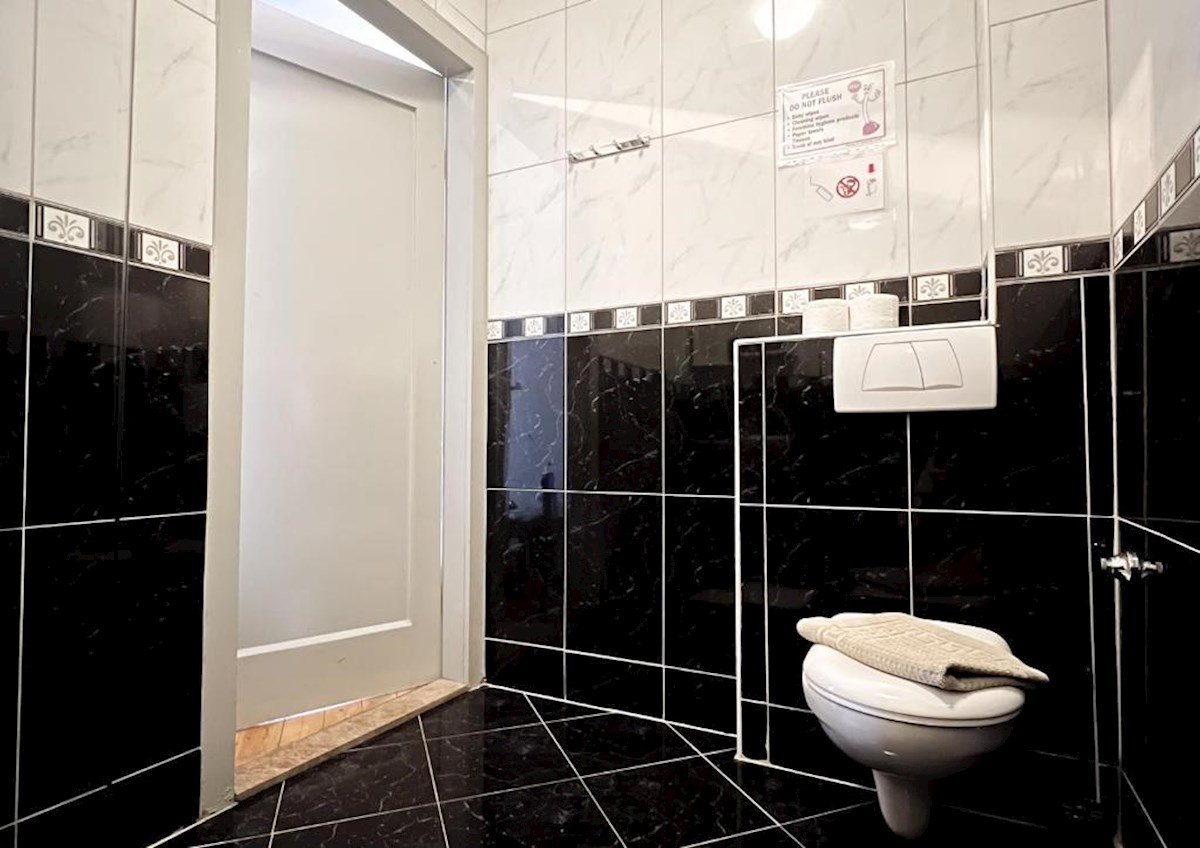 Casa con più appartamenti, giardino e parcheggio nel cuore di Baška Voda