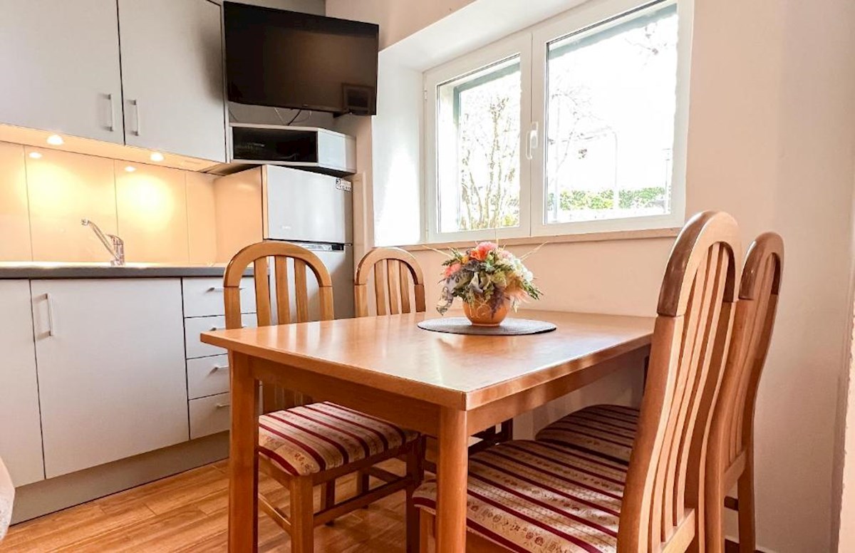 Casa con più appartamenti, giardino e parcheggio nel cuore di Baška Voda