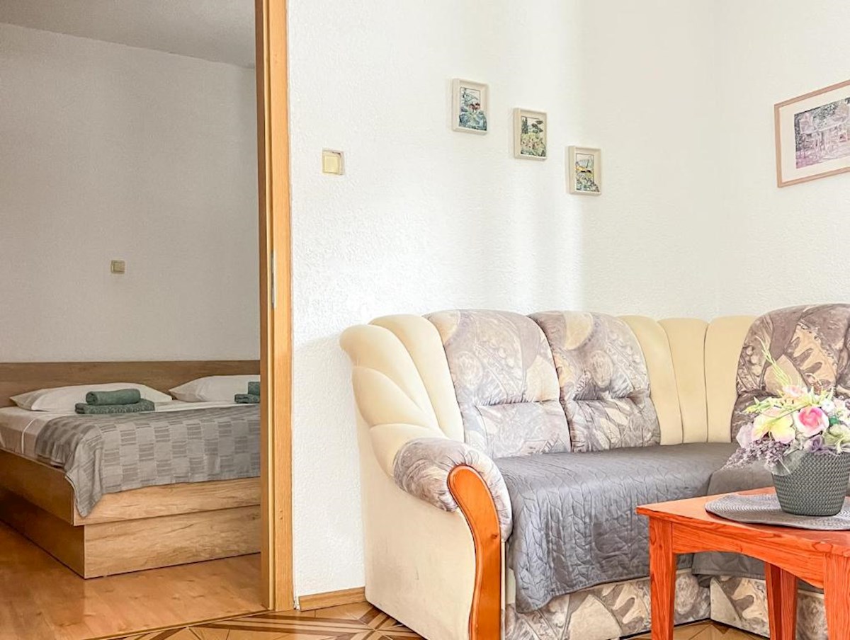 Casa con più appartamenti, giardino e parcheggio nel cuore di Baška Voda