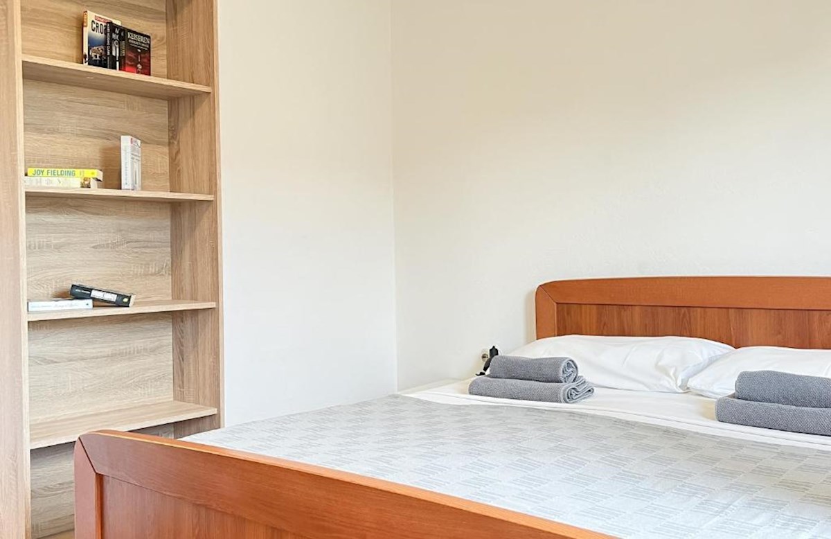 Casa con più appartamenti, giardino e parcheggio nel cuore di Baška Voda