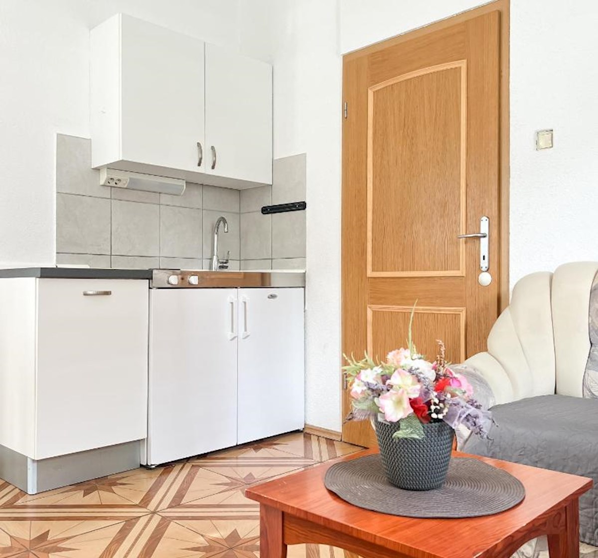 Casa con più appartamenti, giardino e parcheggio nel cuore di Baška Voda