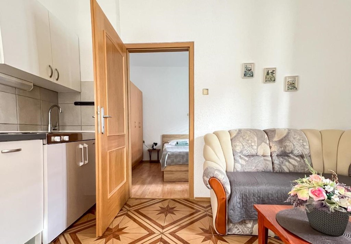 Casa con più appartamenti, giardino e parcheggio nel cuore di Baška Voda