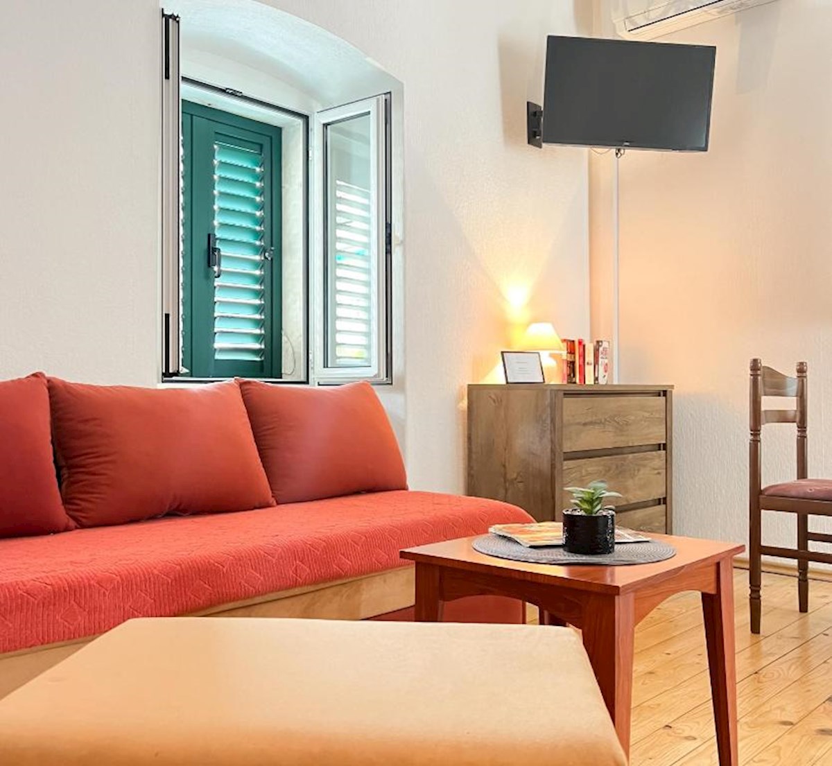 Casa con più appartamenti, giardino e parcheggio nel cuore di Baška Voda