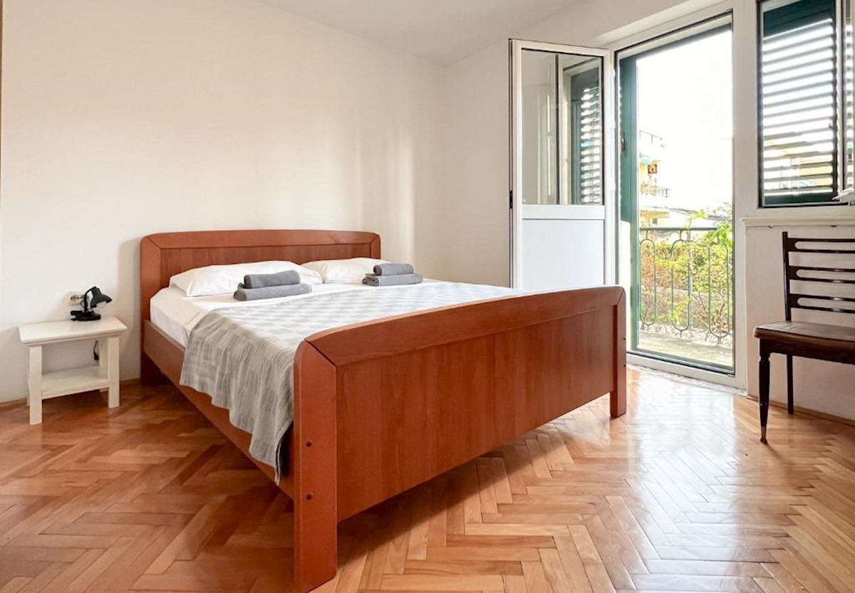 Casa con più appartamenti, giardino e parcheggio nel cuore di Baška Voda