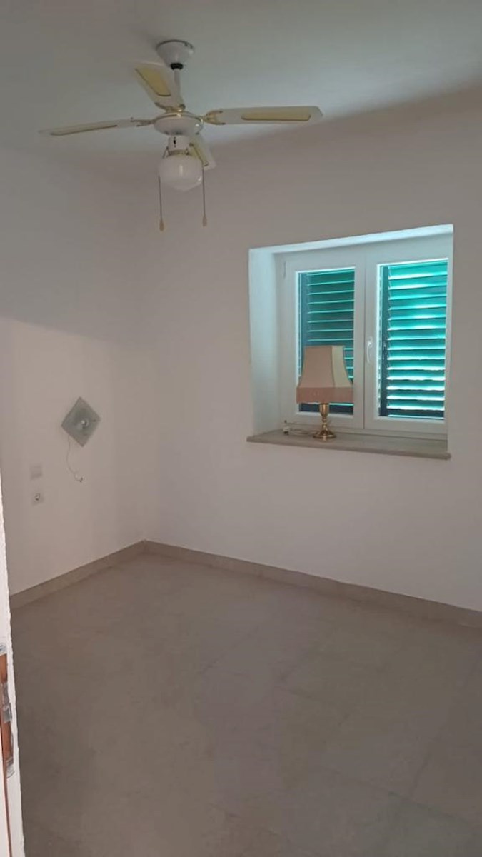 Autentica casa in pietra con ampio giardino – Donji Humac, isola di Brač