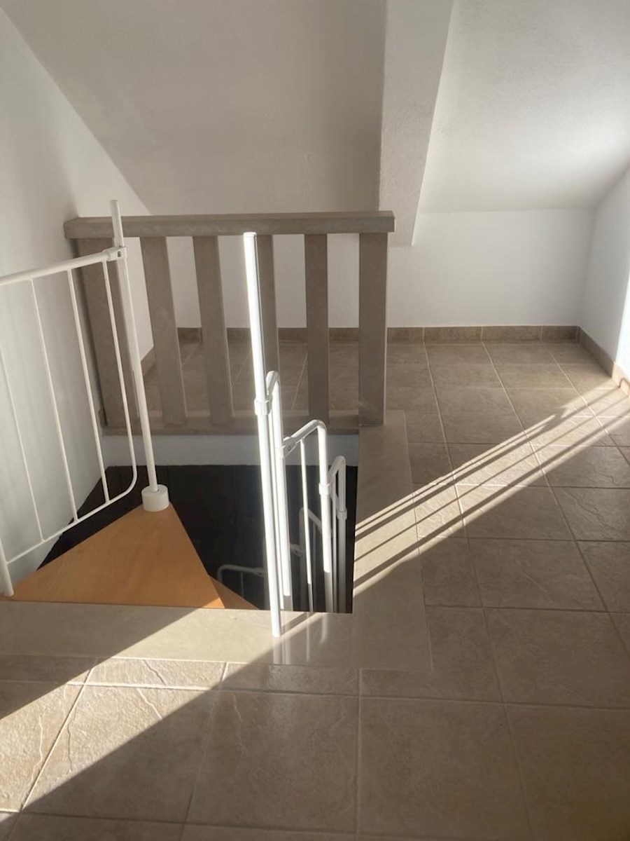 Autentica casa in pietra con ampio giardino – Donji Humac, isola di Brač