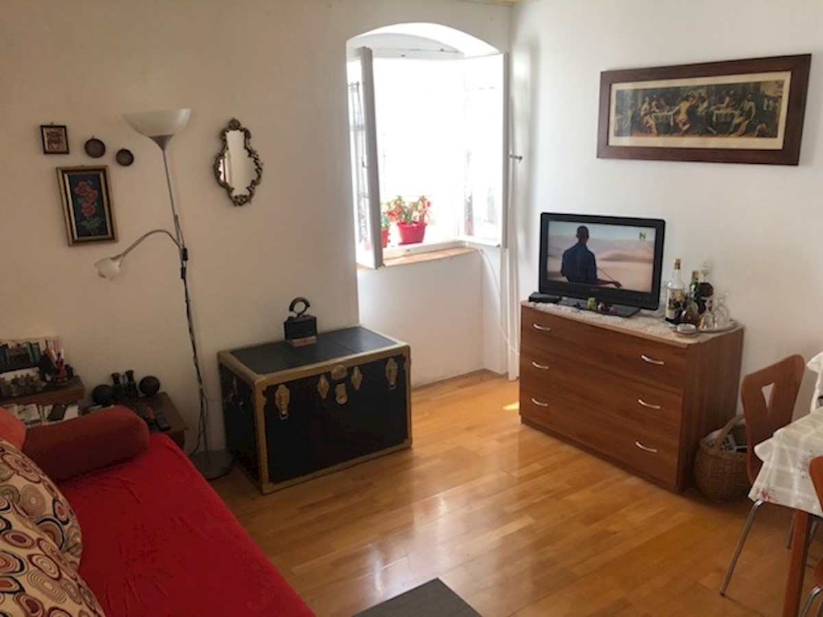 Stomorska - appartamento a due piani in una vecchia casa di pietra nel centro della citta