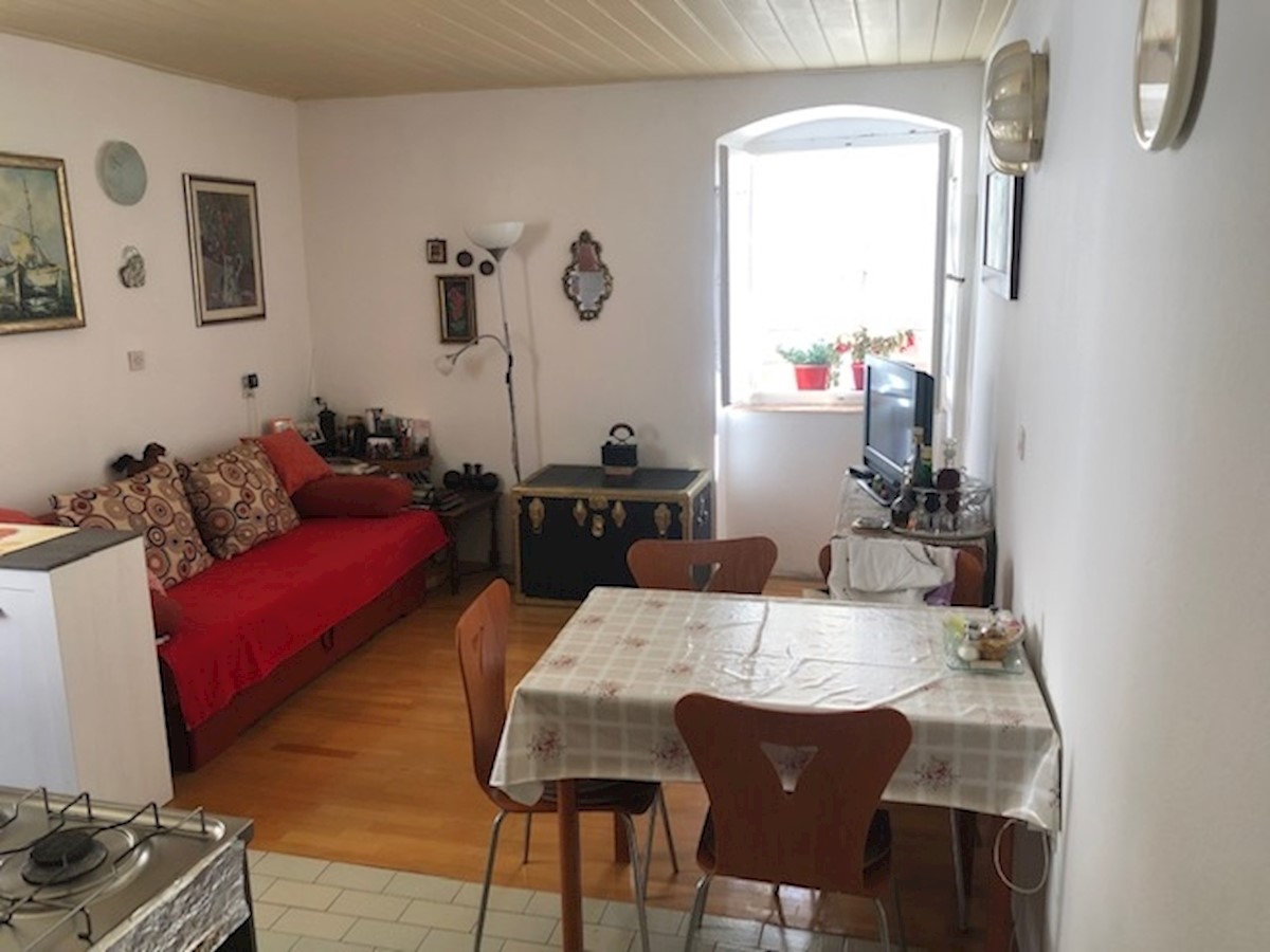 Stomorska - appartamento a due piani in una vecchia casa di pietra nel centro della citta