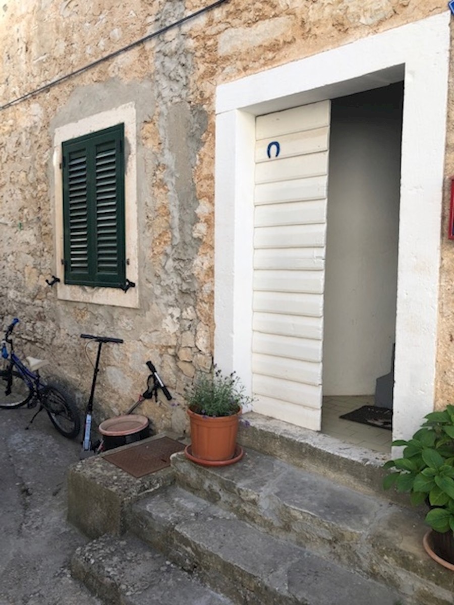 Stomorska - appartamento a due piani in una vecchia casa di pietra nel centro della citta