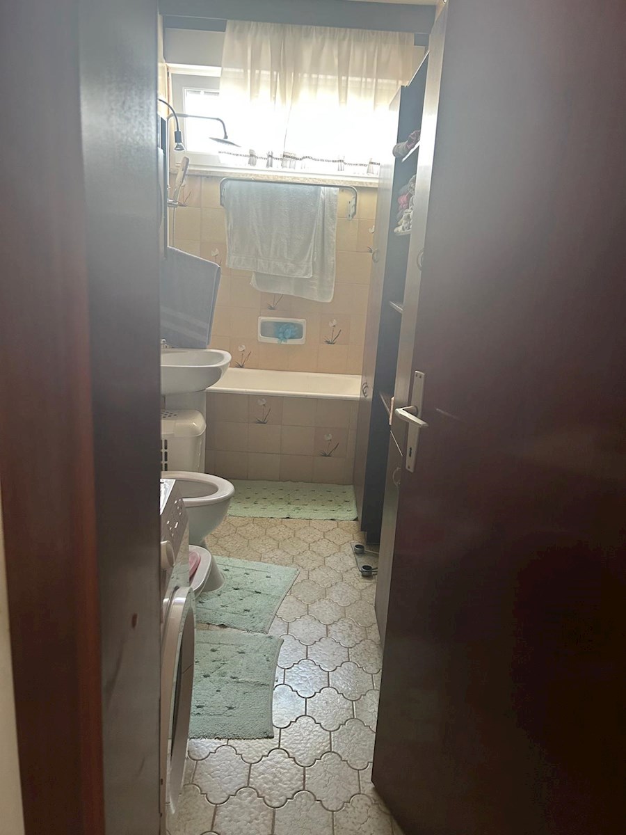 Ampio appartamento con vista mare parziale – Bačvice, Spalato