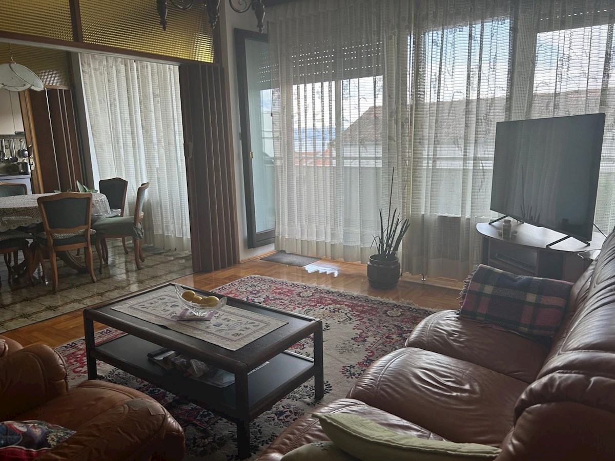 Ampio appartamento con vista mare parziale – Bačvice, Spalato