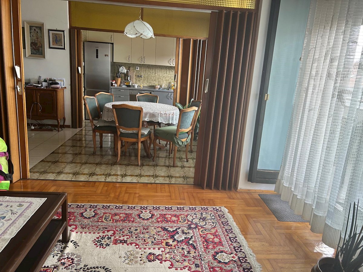 Ampio appartamento con vista mare parziale – Bačvice, Spalato