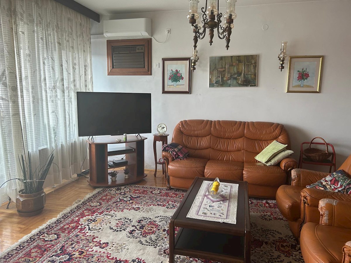 Ampio appartamento con vista mare parziale – Bačvice, Spalato