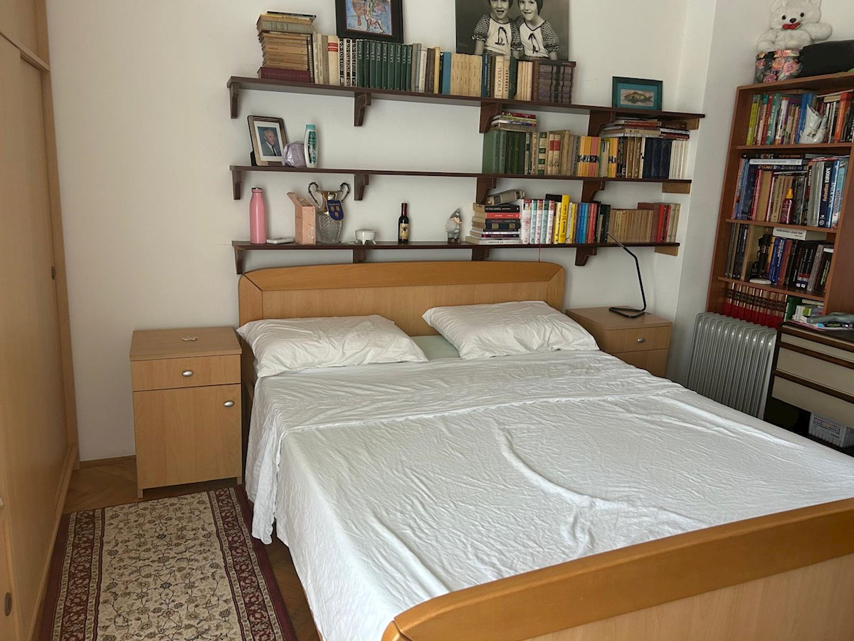 Ampio appartamento con vista mare parziale – Bačvice, Spalato