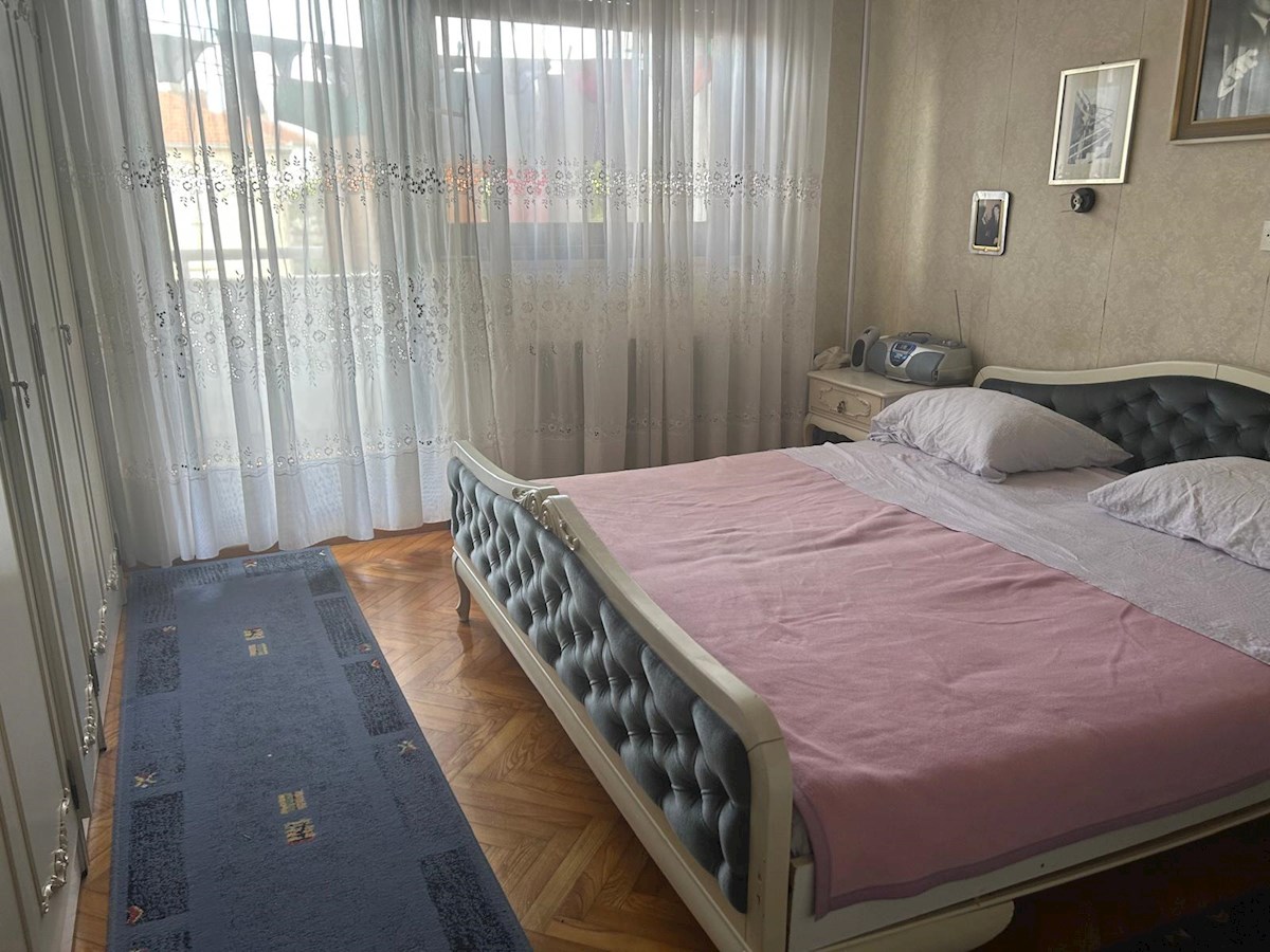 Ampio appartamento con vista mare parziale – Bačvice, Spalato