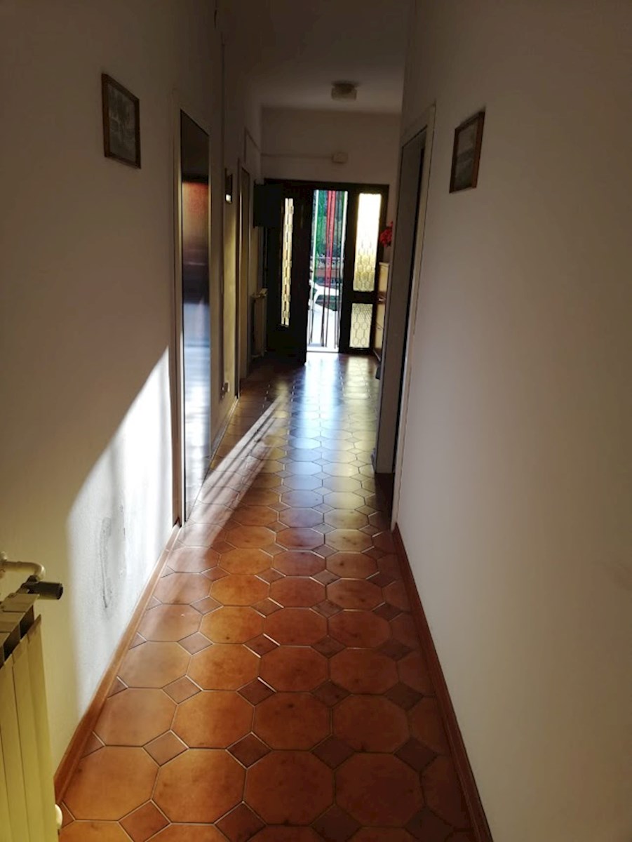 Ampio trilocale con grande terrazza a Premantura