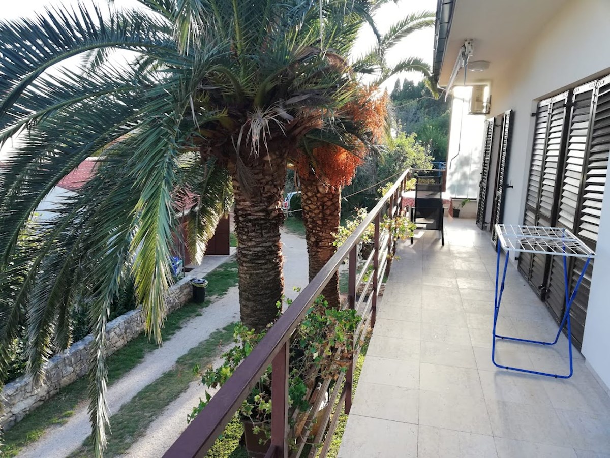 Ampio trilocale con grande terrazza a Premantura