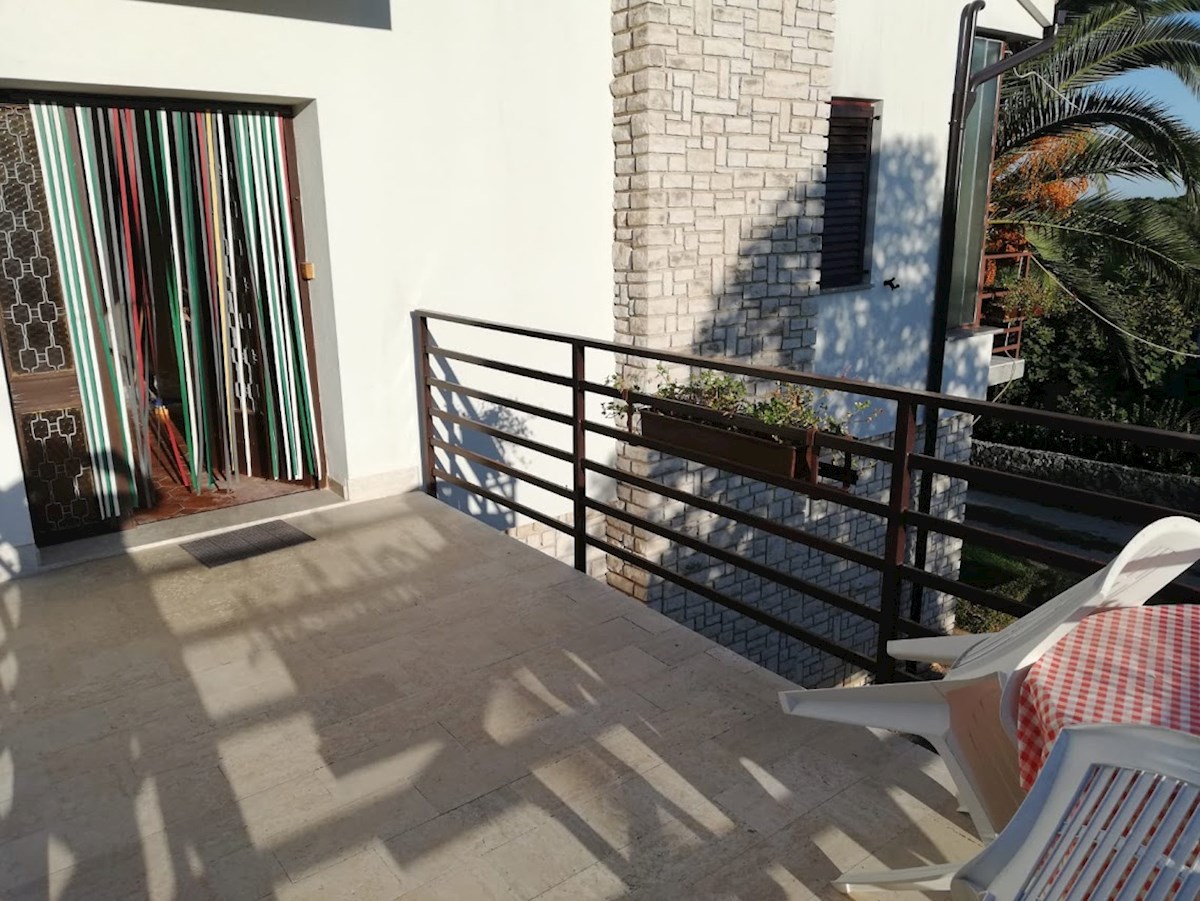 Ampio trilocale con grande terrazza a Premantura