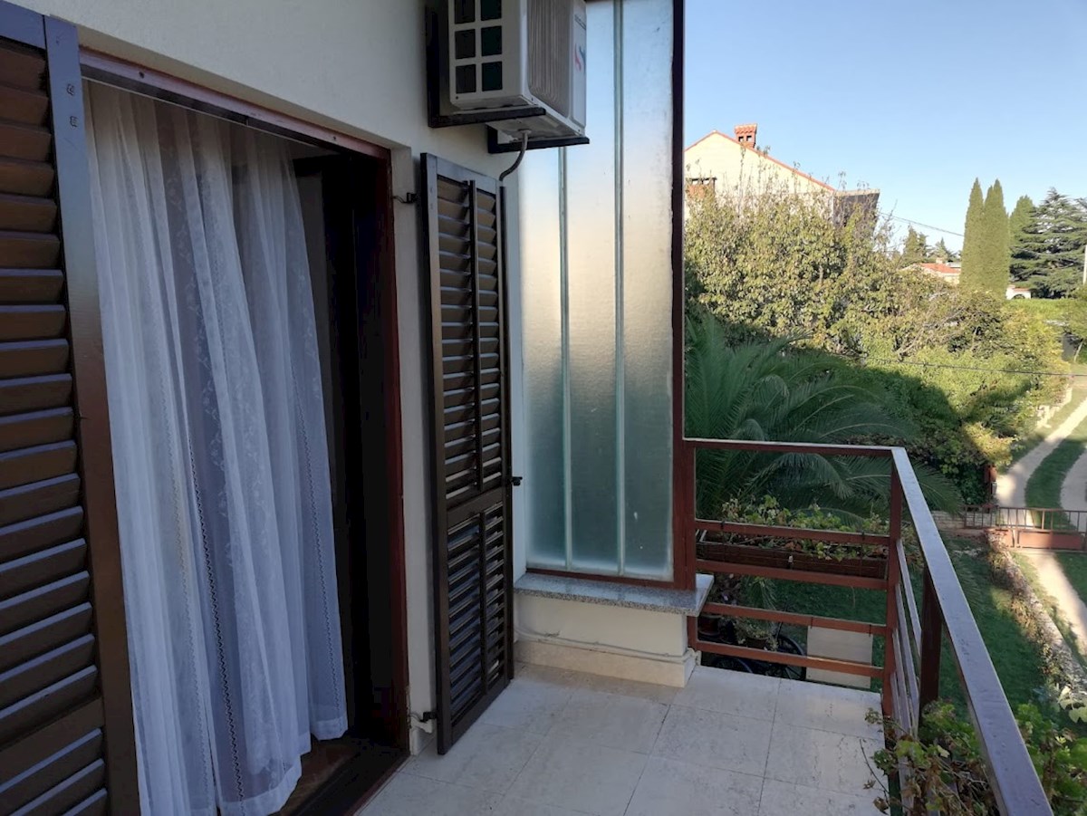 Ampio trilocale con grande terrazza a Premantura