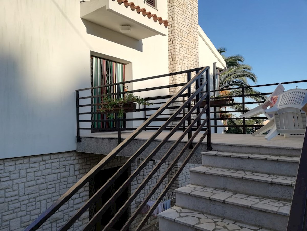 Ampio trilocale con grande terrazza a Premantura