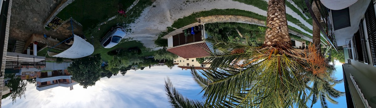 Ampio trilocale con grande terrazza a Premantura