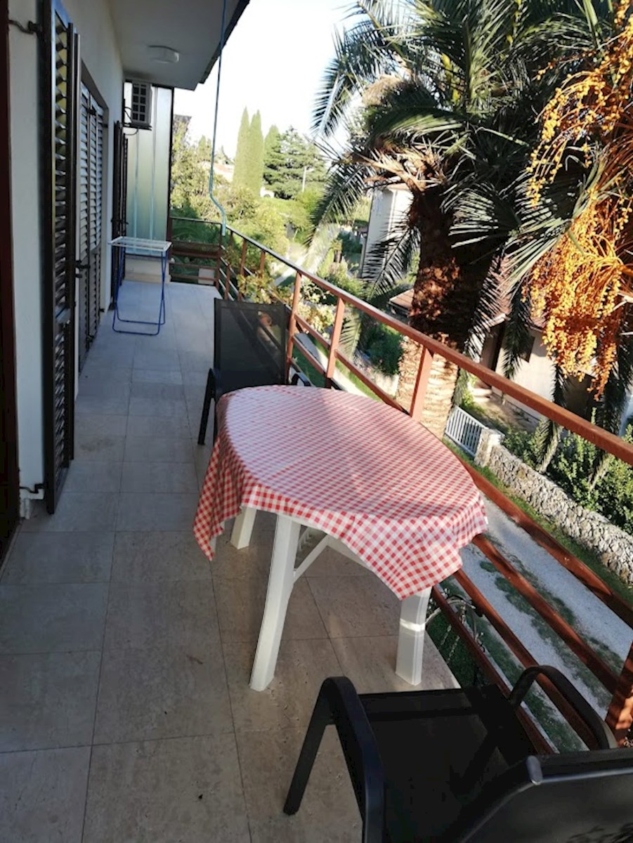 Ampio trilocale con grande terrazza a Premantura