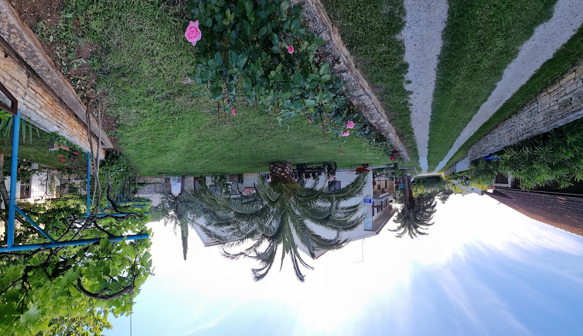 Ampio trilocale con grande terrazza a Premantura