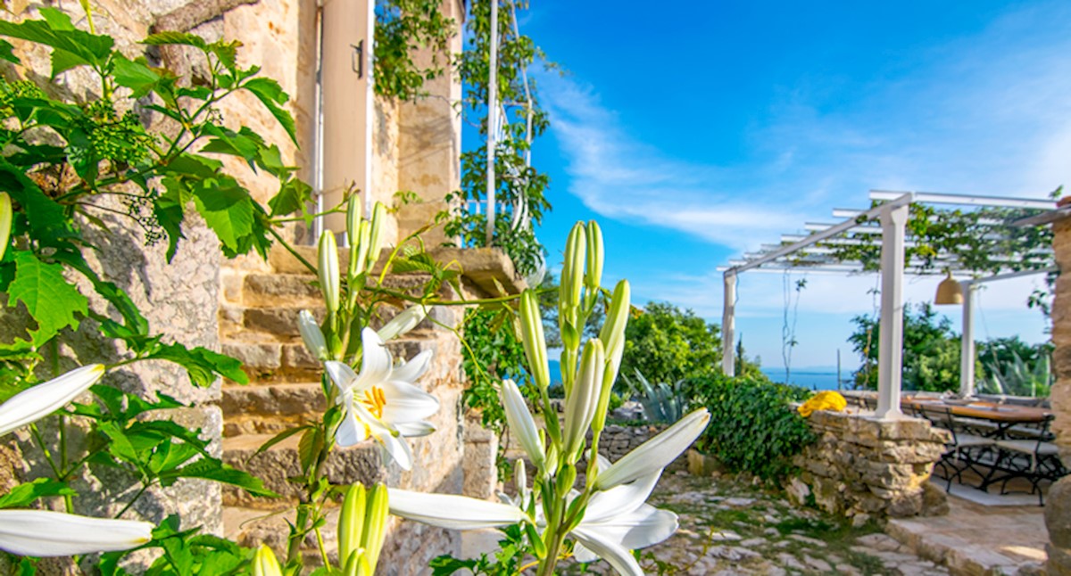 PALAZZO DI PIETRA sulla cima dell'isola di Hvar