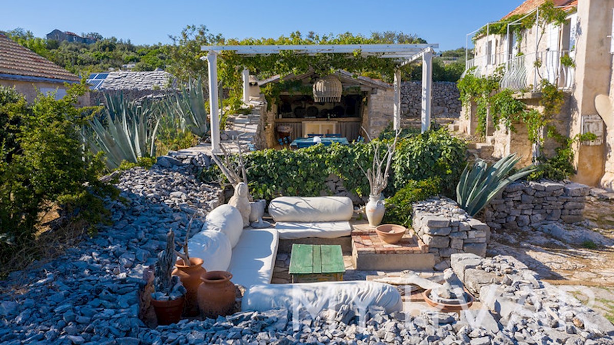 PALAZZO DI PIETRA sulla cima dell'isola di Hvar