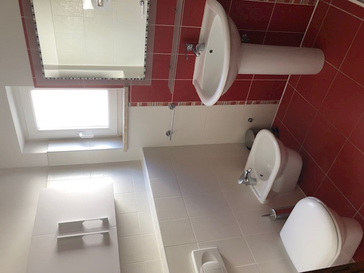 Appartamento bilocale al piano superiore, a 140 m dal mare