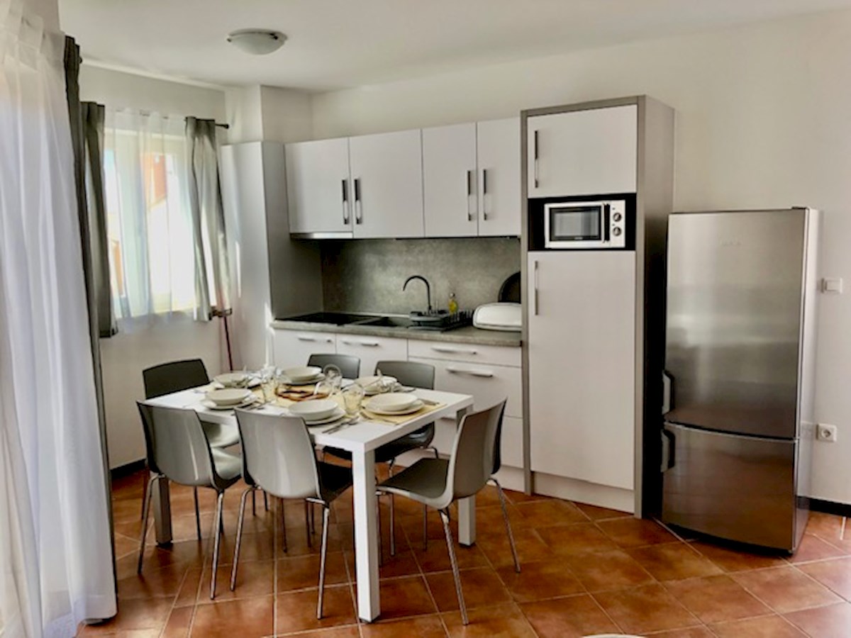 Appartamento bilocale al piano superiore, a 140 m dal mare