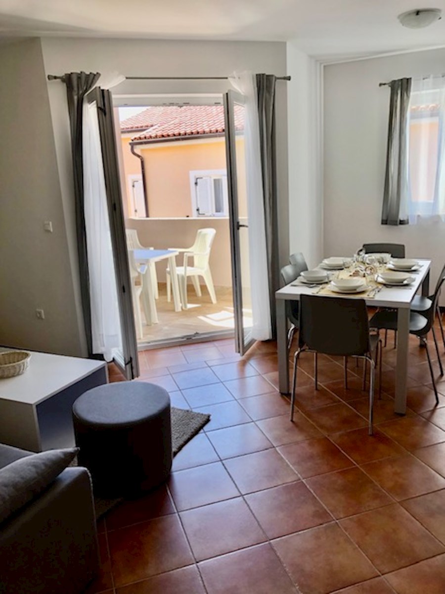 Appartamento bilocale al piano superiore, a 140 m dal mare