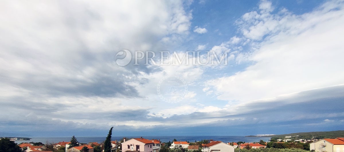 Malinska, appartamento in vendita al secondo piano con vista sul mare e parcheggio!