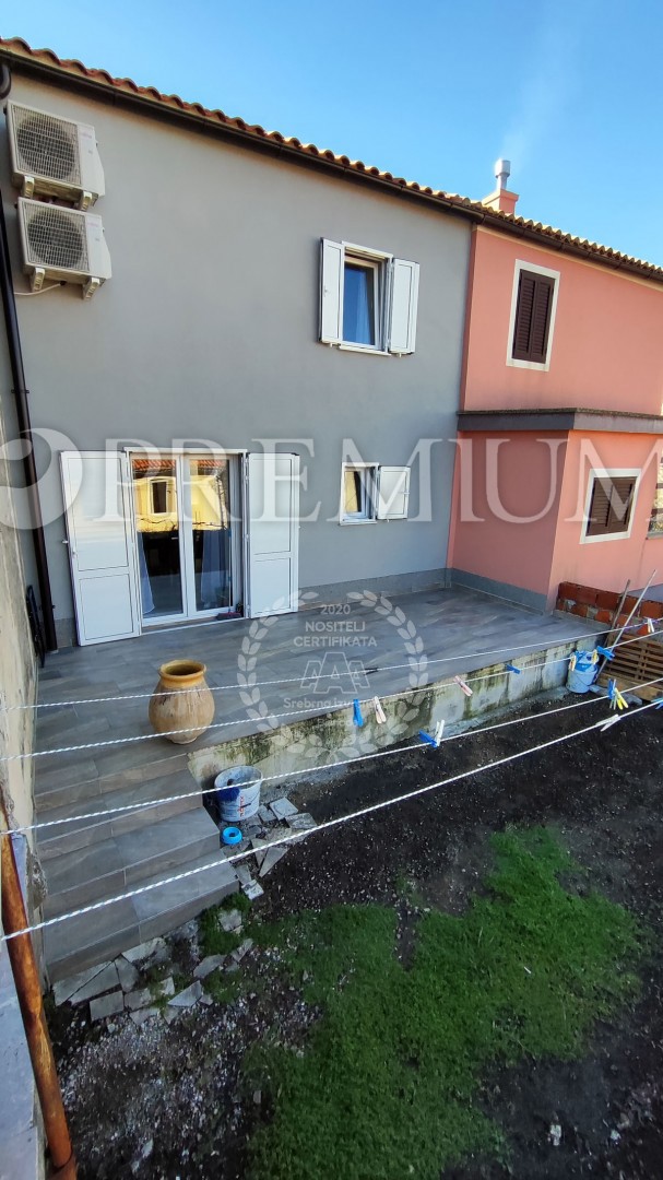 Omišalj, casa a schiera ristrutturata con giardino!