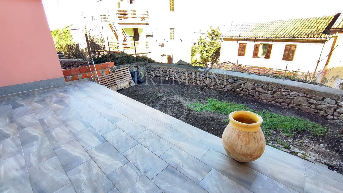 Omišalj, casa a schiera ristrutturata con giardino!