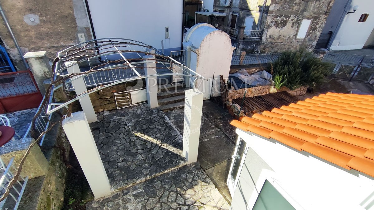 Omišalj, casa a schiera ristrutturata con giardino!