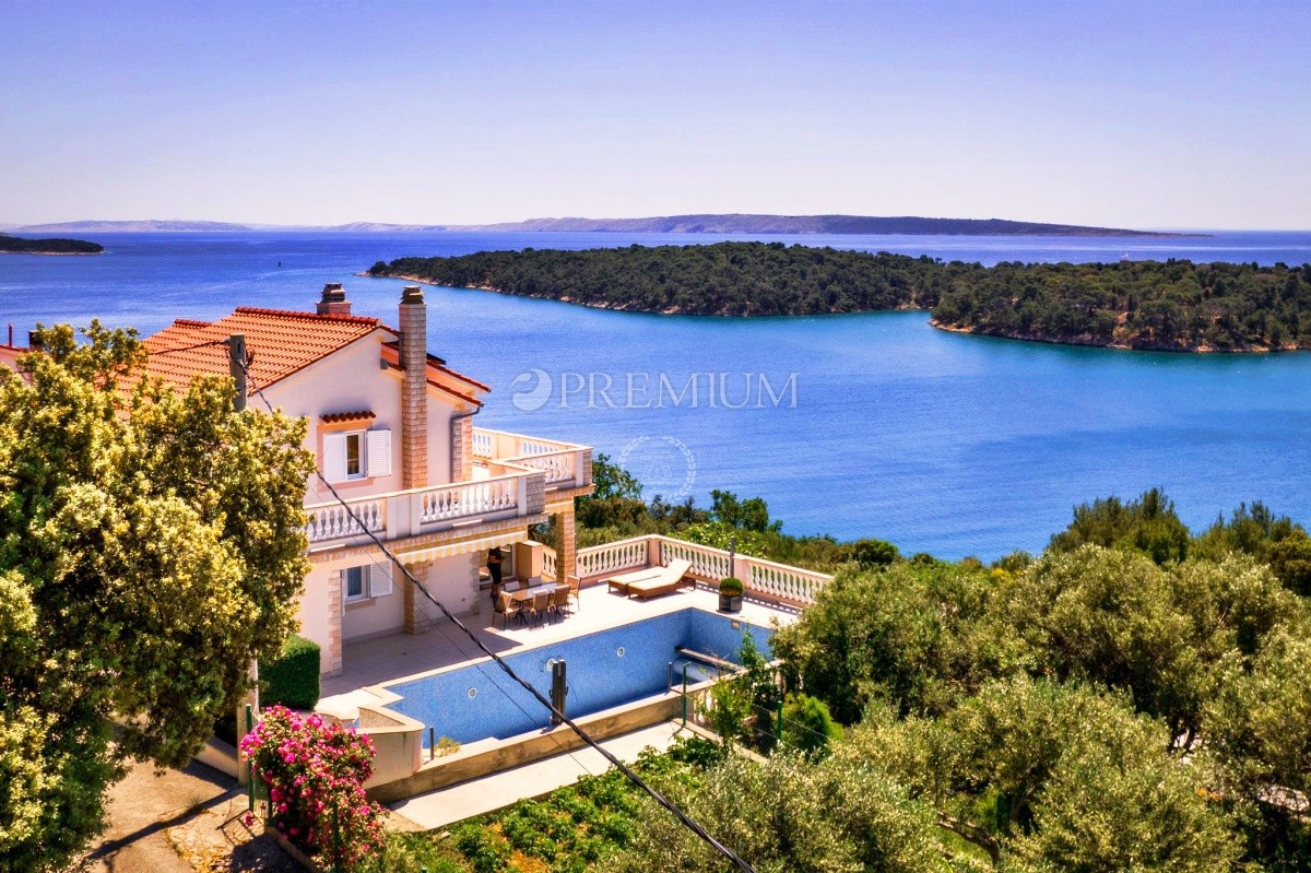 Isola di Rab, casa esclusiva e moderna con piscina!