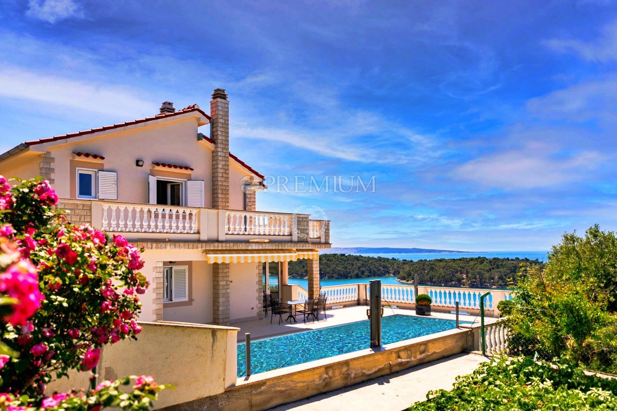 Isola di Rab, casa esclusiva e moderna con piscina!