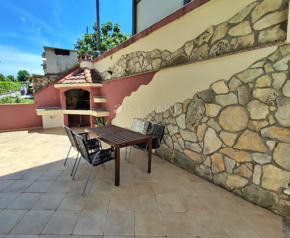 Malinska, piano di una casa familiare, a soli 350 metri dal mare!