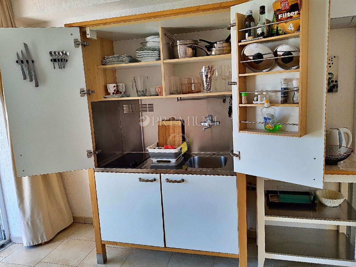 Malinska, piano di una casa familiare, a soli 350 metri dal mare!