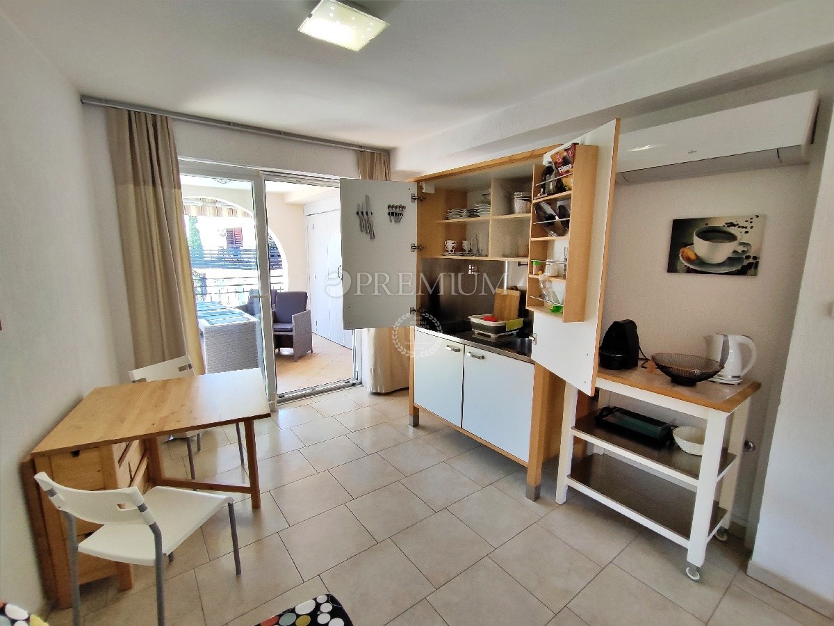 Malinska, piano di una casa familiare, a soli 350 metri dal mare!