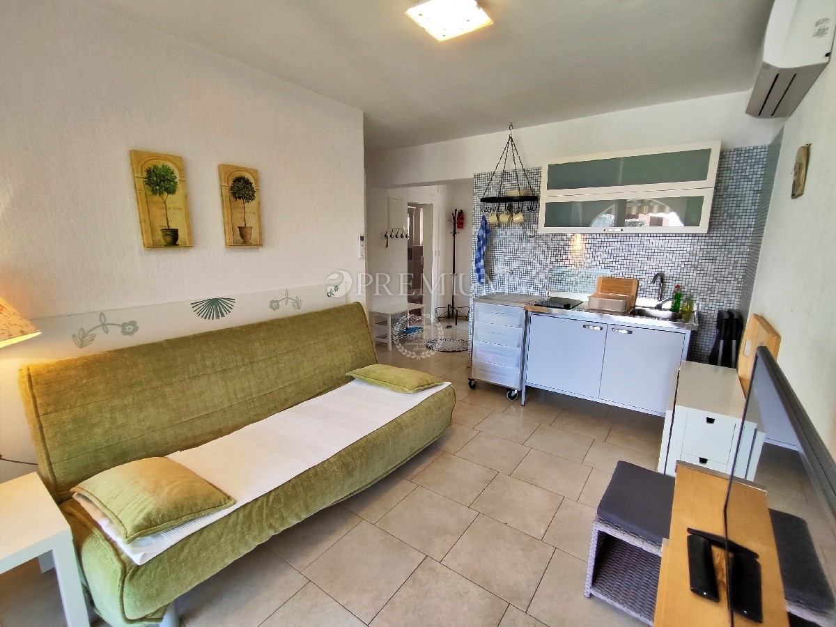 Malinska, piano di una casa familiare, a soli 350 metri dal mare!