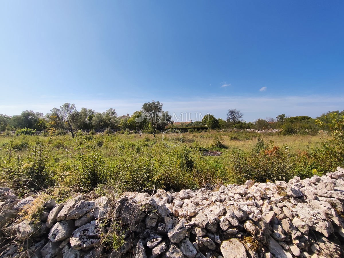 Malinska, terreno edificabile in vendita, 2500 m dal mare!